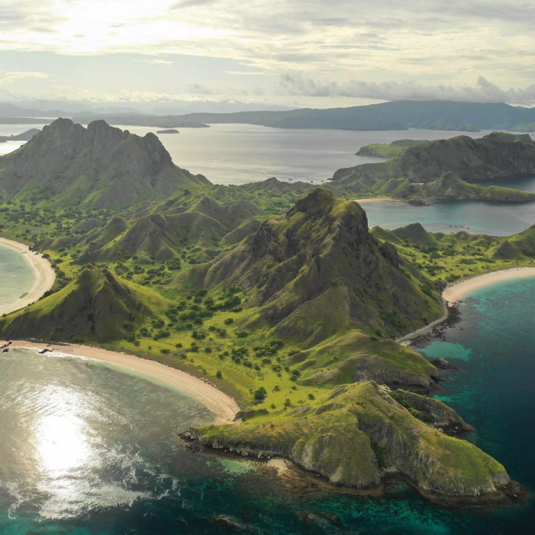 What Are The Best Luxury Yachts for Komodo Island Tours?