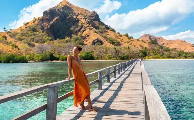 Komodo Phinisi vs Super Yacht: Which Is Right for You?